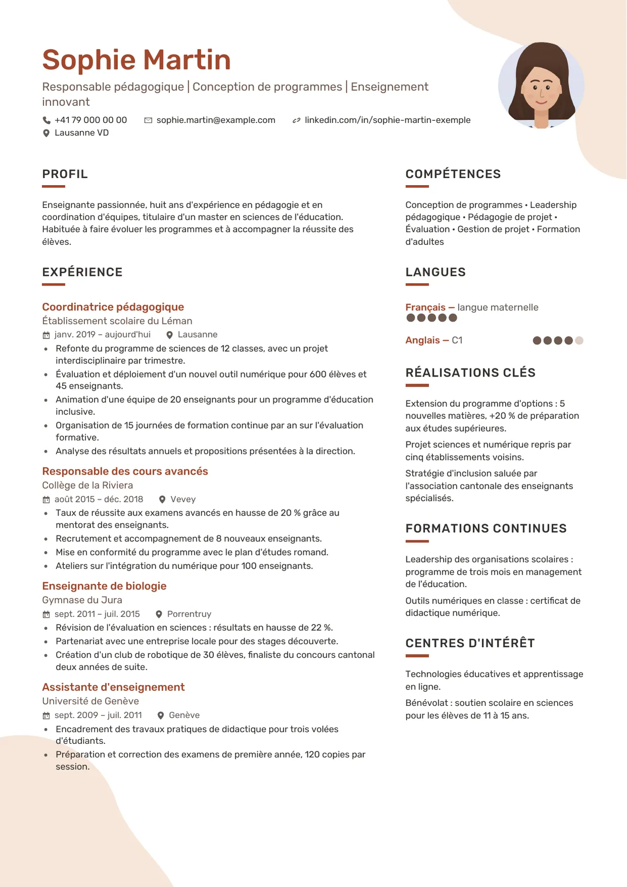 Exemple de CV fictif au nom de Sophie Martin, modèle Organique